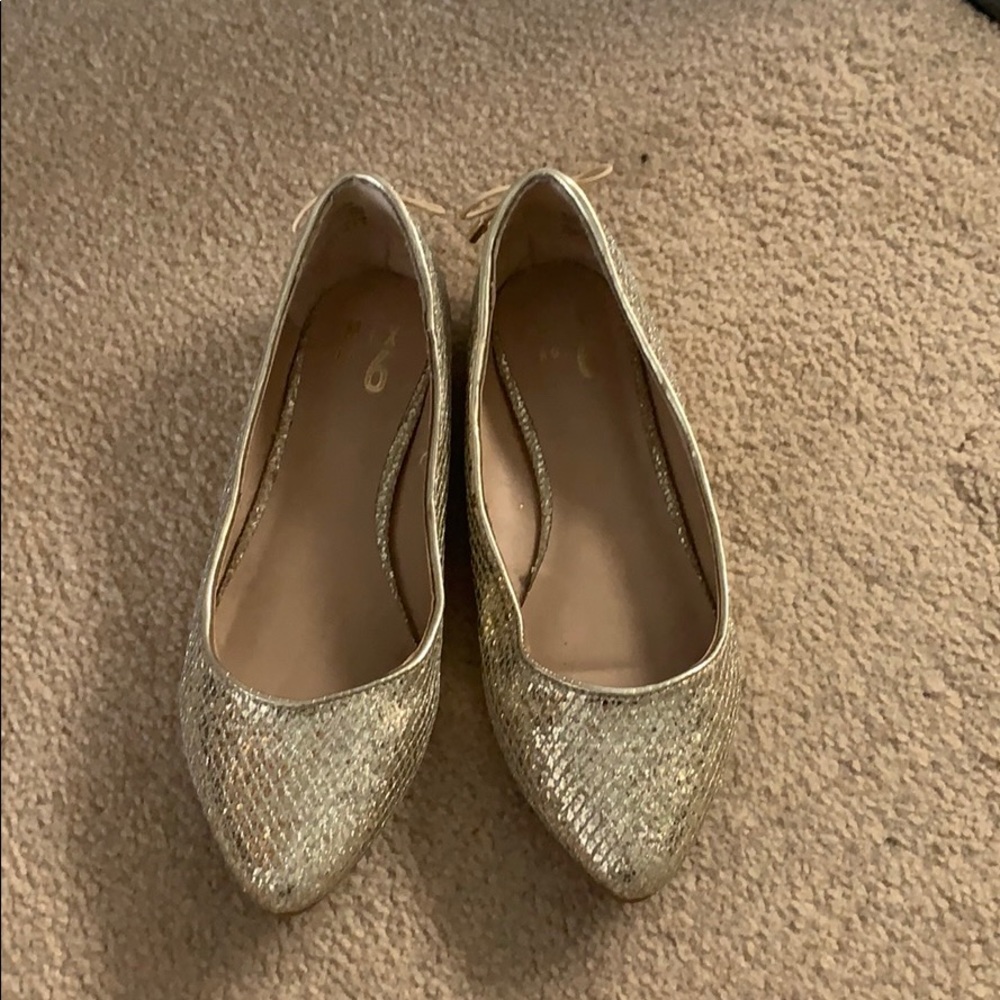 mix no. 6 sparkle flats with bow on the back!!
